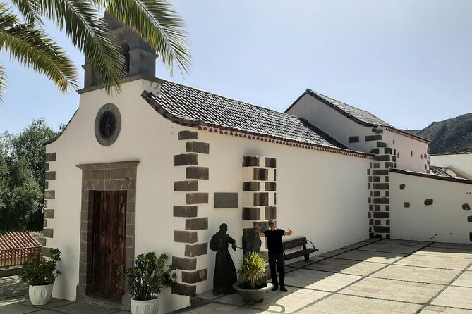 Barranco de las Vacas, caves & village by Sky Rebels local guides - Stop 1: Tobas de Colores in the Barranco de las Vacas