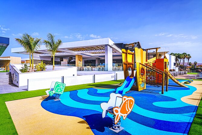Full Day Ticket at Perchel Beach Club with Lunch - Welcome drink + towel service: the small perks that save time