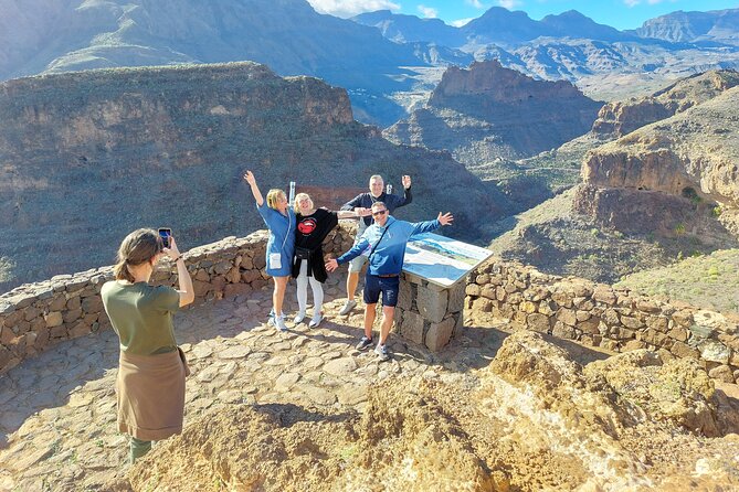 Gran Canaria Cave, Oasis, Red-gorge Adventure & cosy Picnic - Mirador El Guriete: Your Final Southern Mountain Photo Stop