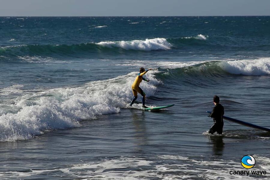 Gran Canaria: Meloneras Beach Surf Lesson - Gear Fitting: Wetsuit and Surfboard Done for You