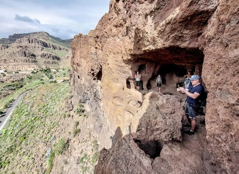 Gran Canaria: Red Gorge, Cave, Oasis Adventure Tour & Picnic - Barranco de las Vacas: Red Tuff Gorge and the Right Kind of Walking