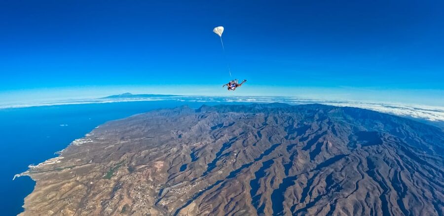 Gran Canaria : Skydiving over Maspalomas Dunes - Safety briefing and harness fitting: the calm part before the chaos