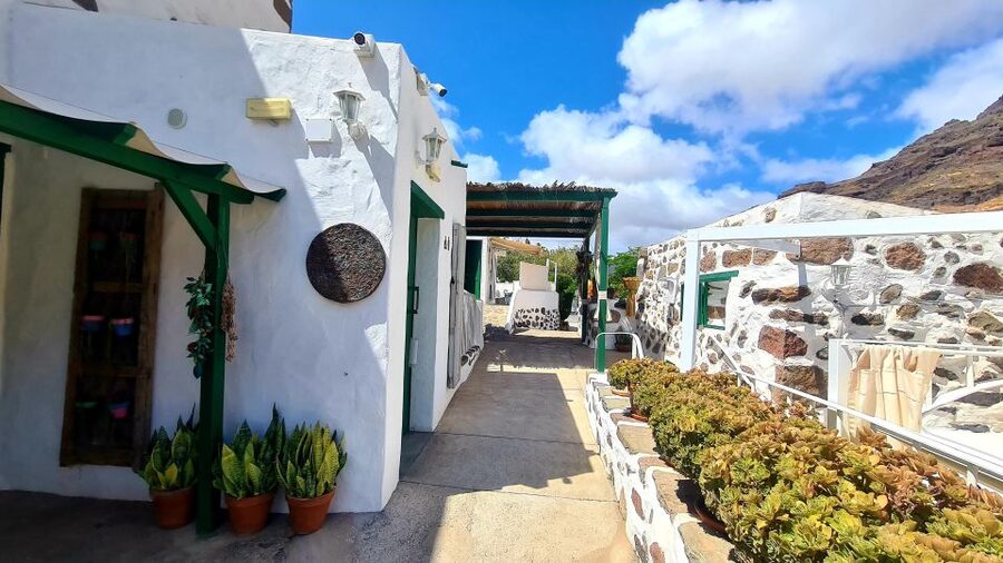 Gran Canaria: Tasting wine & local cheese in Mogan - Getting oriented at Los Pasitos and the Valle de Mogán parking