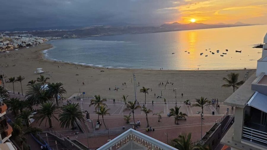 Las Palmas BEACH SUNSET: City Walking Tour - Sunset in Las Palmas is a smart time to get oriented