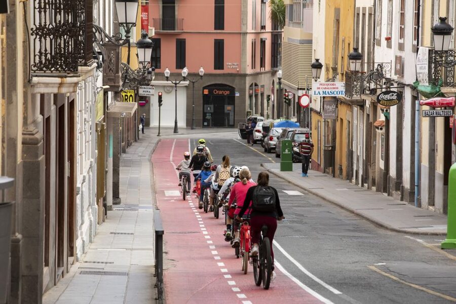 Las Palmas de Gran Canaria: Guided City Tour by Bike - Meeting at Poema del Mar: parking, walking over, and timing