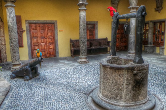 Las Palmas Old Town: Walking Tour - Starting at Teatro Guiniguada: how to avoid the classic meeting-point mess