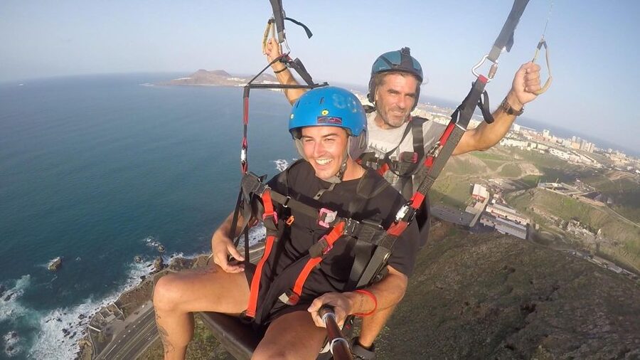 Las Palmas: tandem paragliding flights for everyone - Launch to landing: the 20-minute sky route over Las Palmas