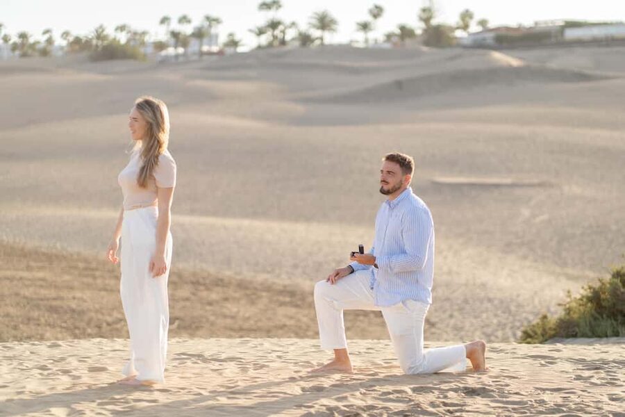 Maspalomas dunes: private photoshoot - Capture your moments - Playa del Inglés photo stop: why the beach balances the dunes