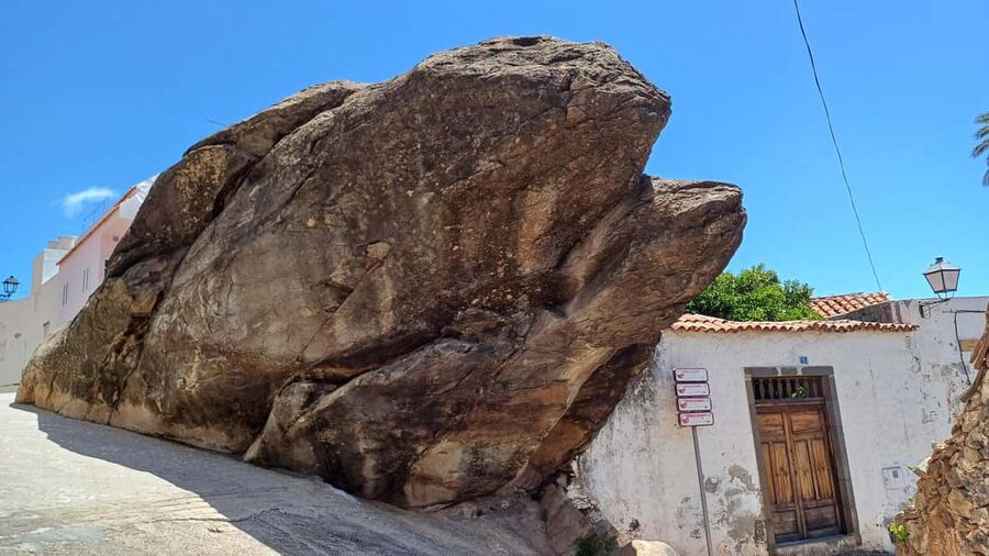 Maspalomas: Roque Nublo - hiking on volcanoes by Sky Rebels - Roque Nublo: the hike, the legends, and the picnic
