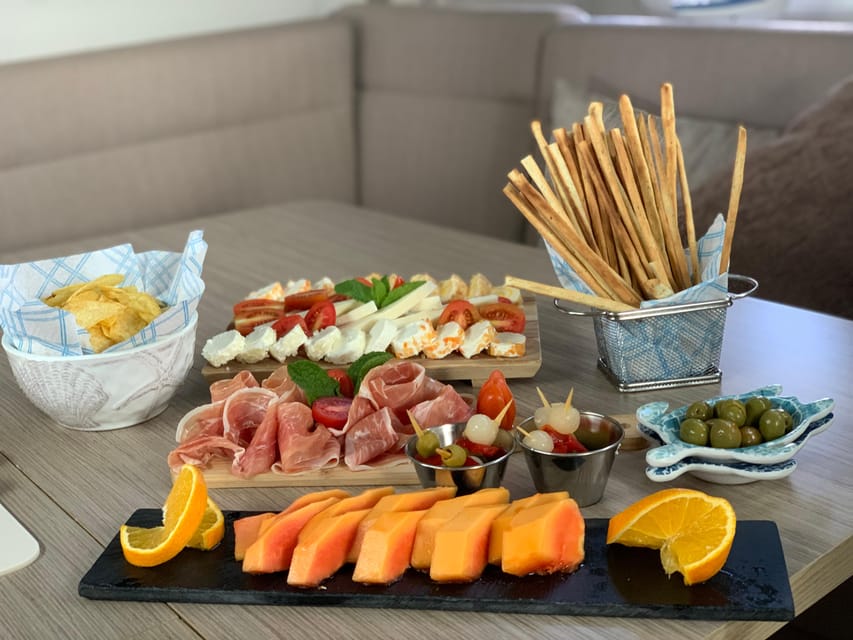 Pasito Blanco : Private sailing tour with food & drinks - How the captain chooses your route west (and why it matters)