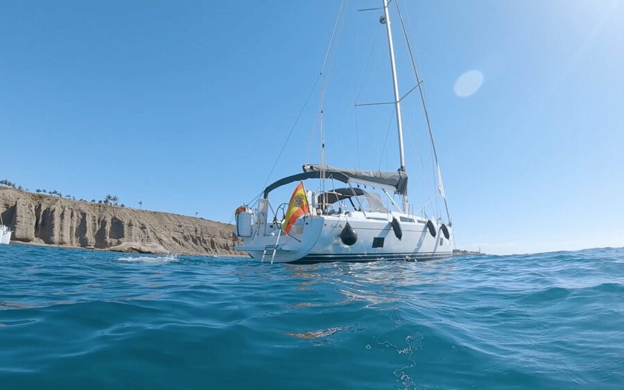Pasito Blanco : Private sailing tour with food & drinks - The anchored bay plan: sunbathing, dips, and snorkeling gear
