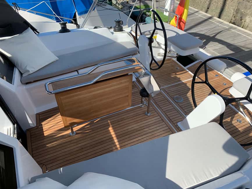 Pasito Blanco : Private sailing tour with food & drinks - Tapas service plus drinks: a real meal, not snack theatre
