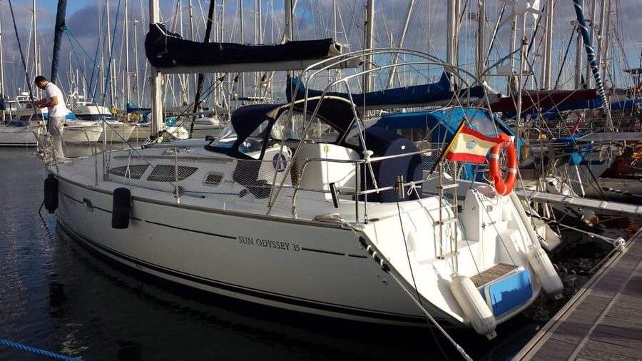 Puerto Rico: Sailing excursion with swim, drinks and tapas. - On deck with the crew: sailing instruction when the sea cooperates