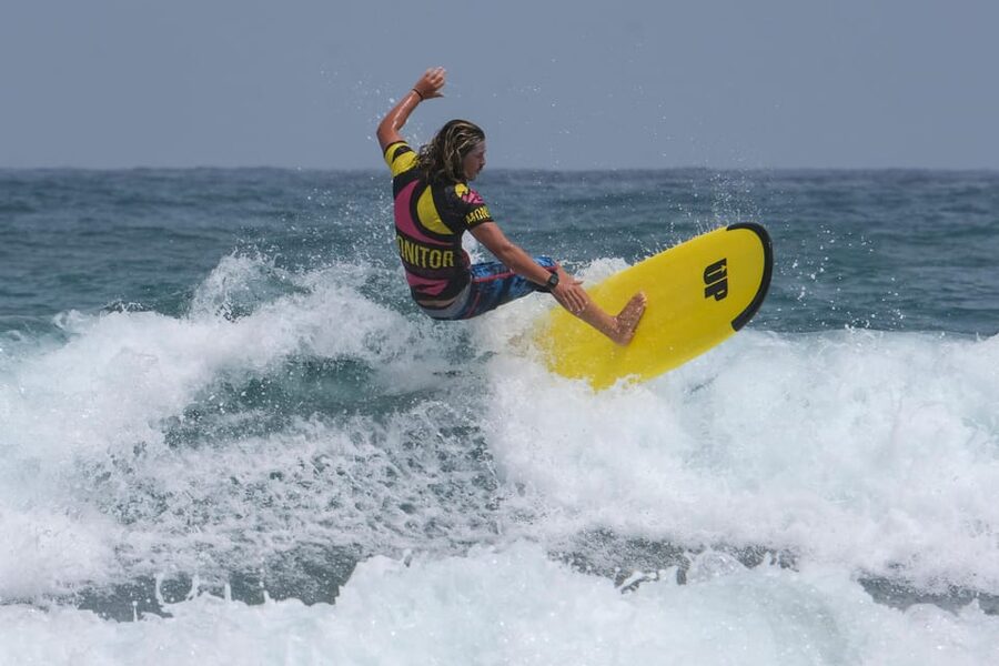 Surf lessons in Las Canteras Beach - La Cícer at Las Canteras: Why This Is a Great Place to Learn